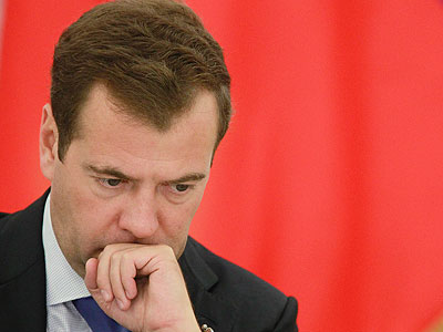 Медведев: «ворюги наживаются»