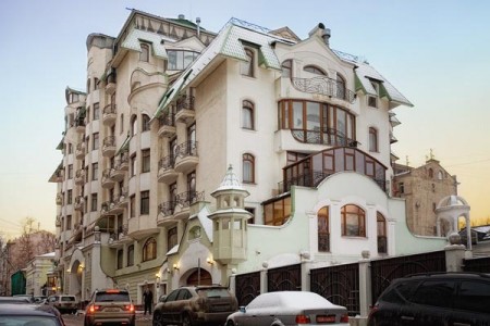 Были времена, когда огороженный забором трехэтажный кирпичный дом с флюгером на крыше и решетками на окнах, невесть каким образом затесавшийся между шлакоблочными дачками и каркасными домами, автоматически попадал в категорию элиты.