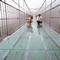 Новый самый длинный стеклянный мост в Китае попытались разбить кувалдой